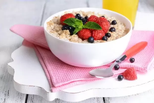 The diet menu of lazy people includes oatmeal with berries for breakfast